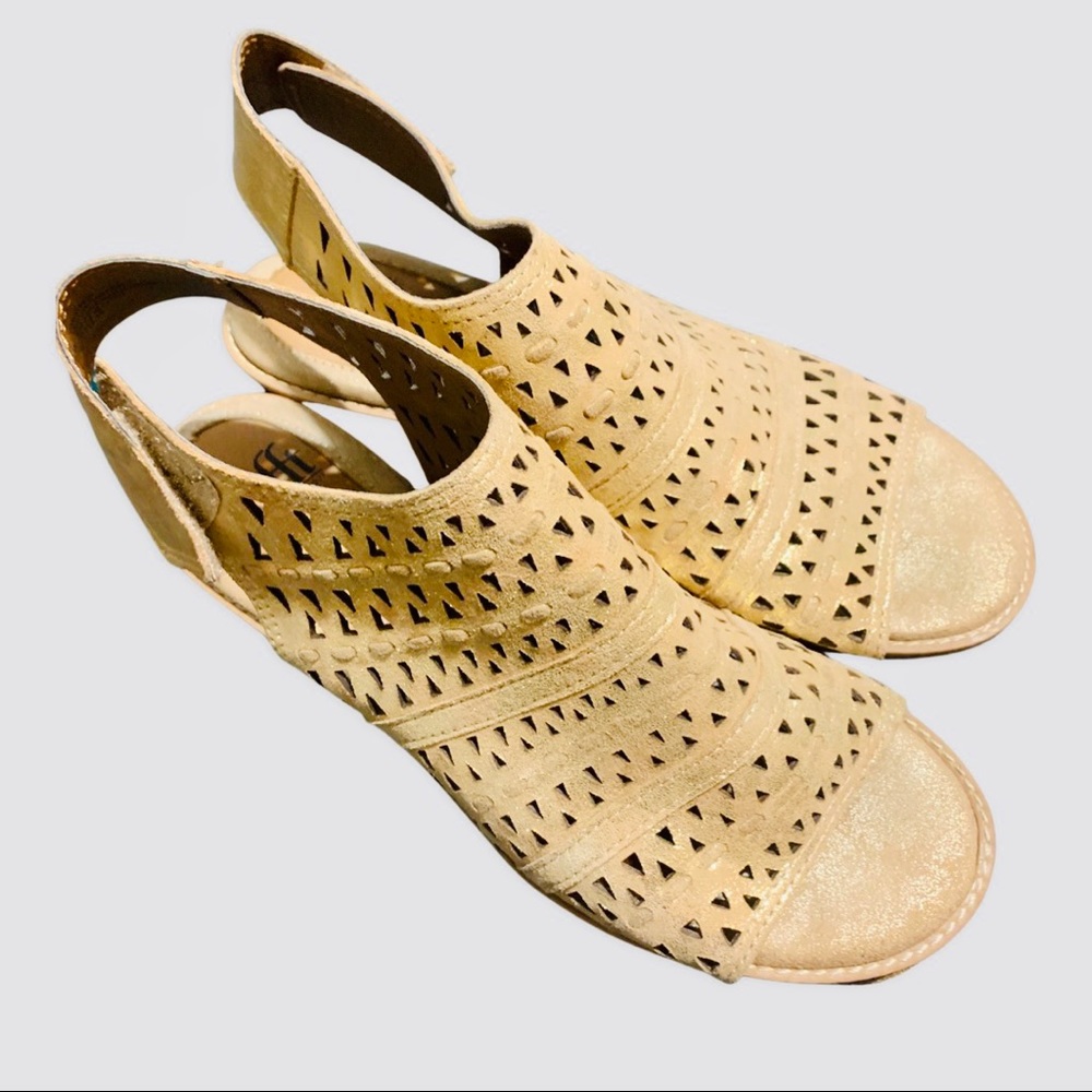 BORN Sofft Sandel size 7
